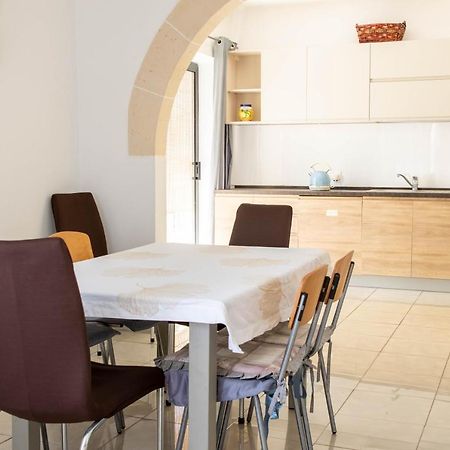 Spacious 3-Bedroom Apartment 30 Seconds From Sea マルサスカーラ エクステリア 写真