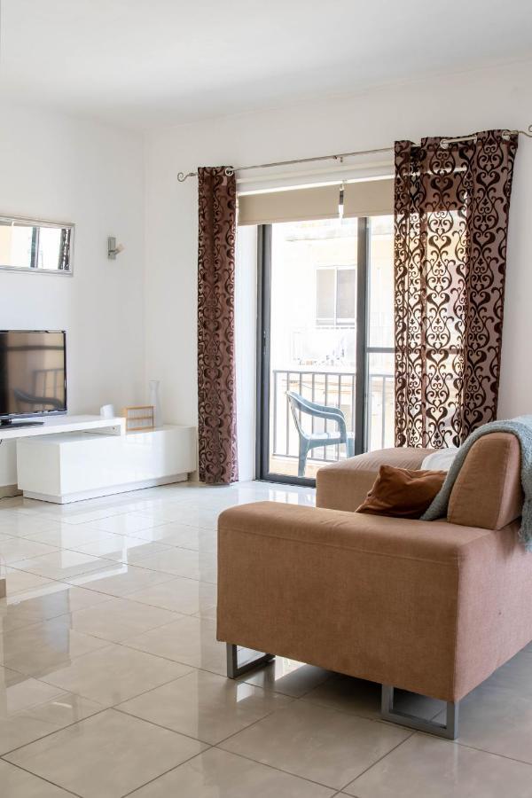 Spacious 3-Bedroom Apartment 30 Seconds From Sea マルサスカーラ エクステリア 写真