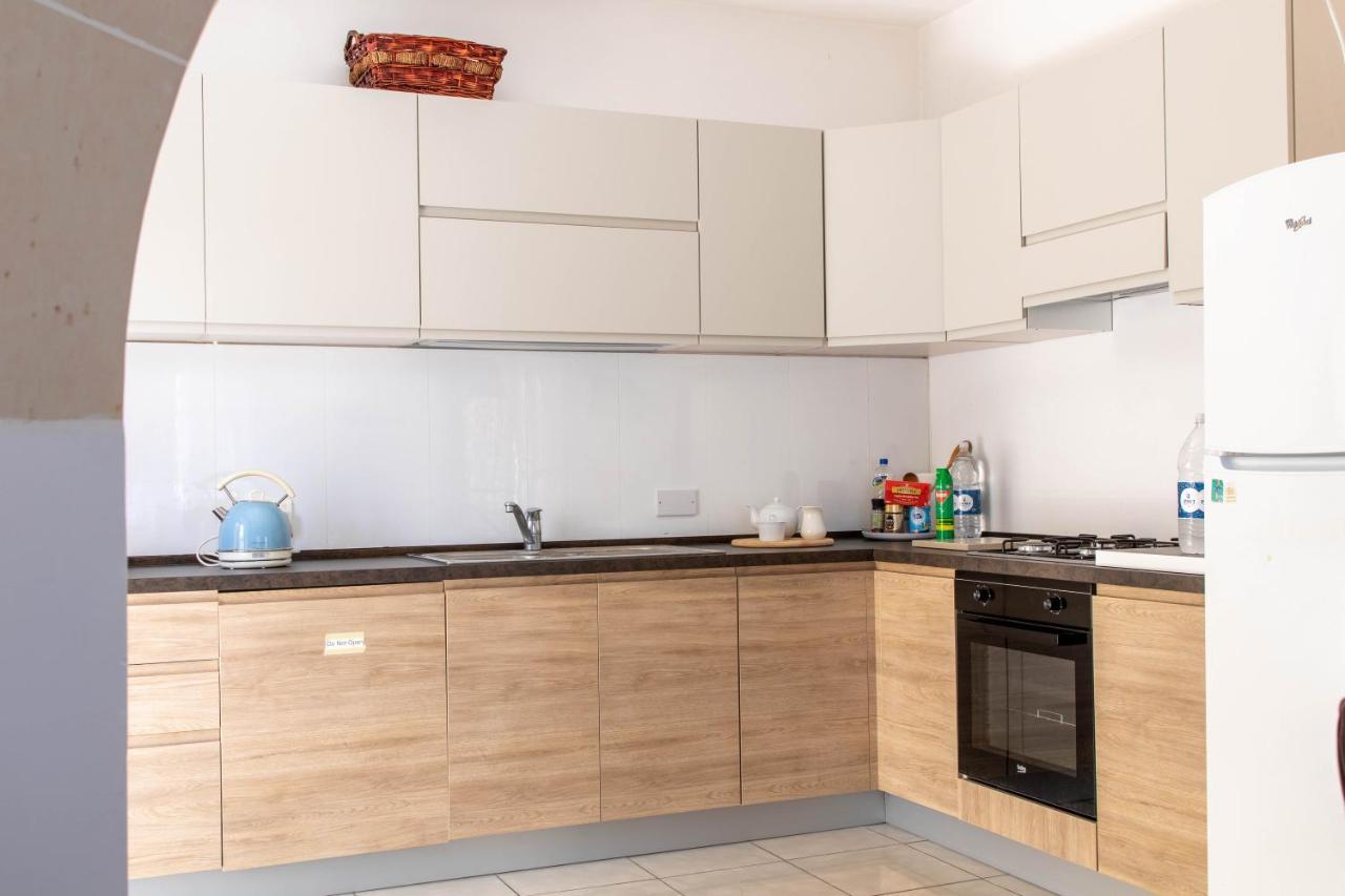 Spacious 3-Bedroom Apartment 30 Seconds From Sea マルサスカーラ エクステリア 写真